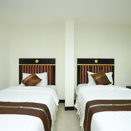 Lucky Palace Hotel Банкок Екстериор снимка
