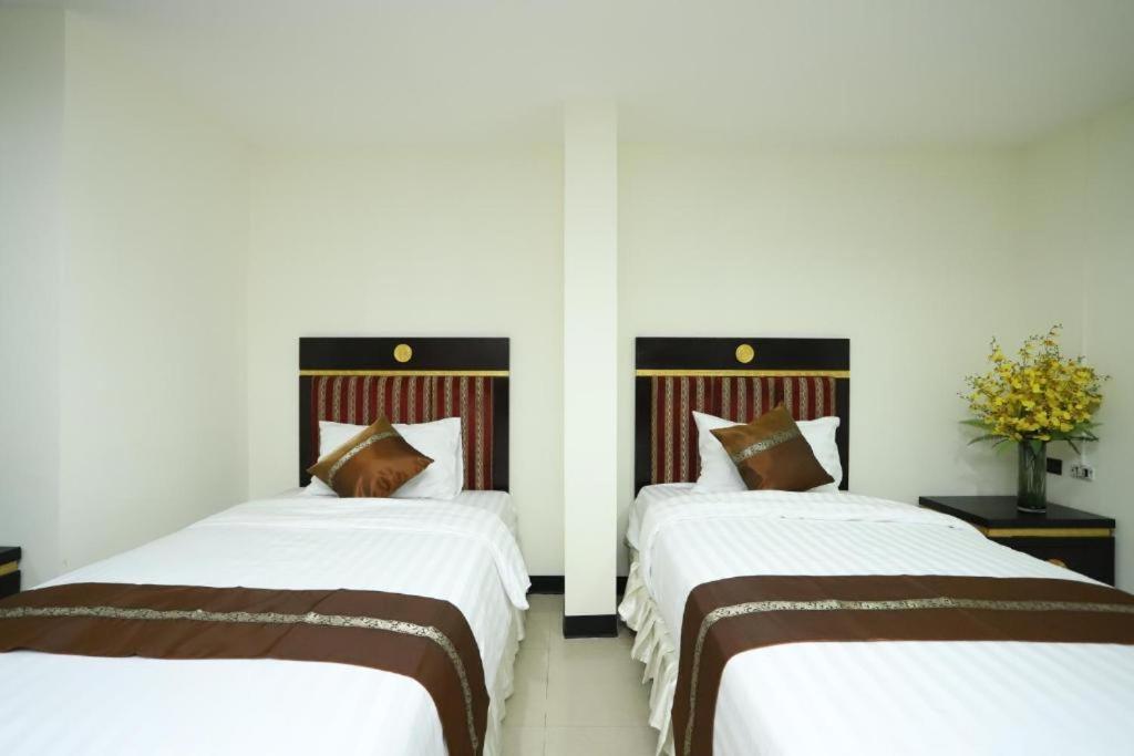 Lucky Palace Hotel Банкок Екстериор снимка