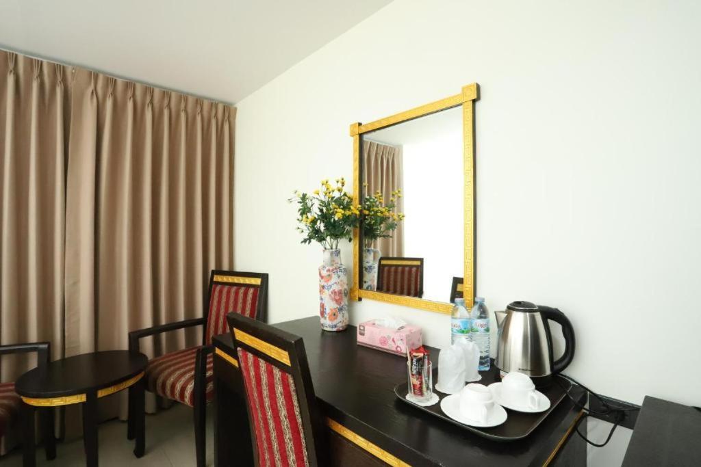 Lucky Palace Hotel Банкок Екстериор снимка