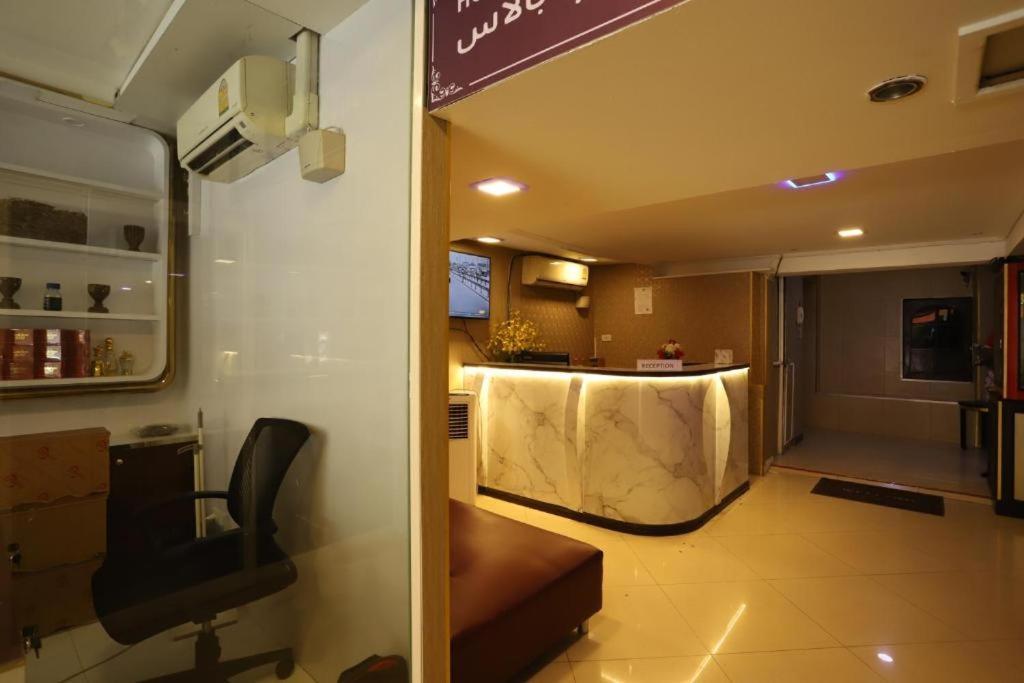 Lucky Palace Hotel Банкок Екстериор снимка